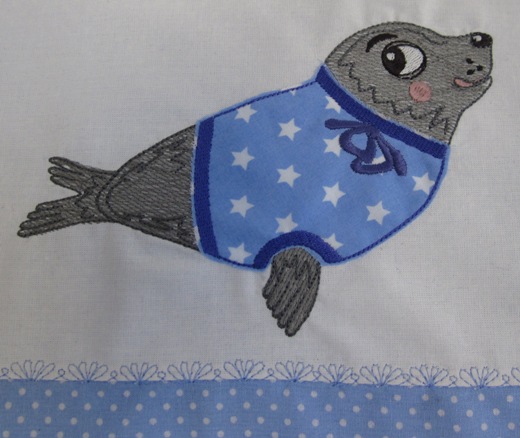 embroidery design "seal with pullover"